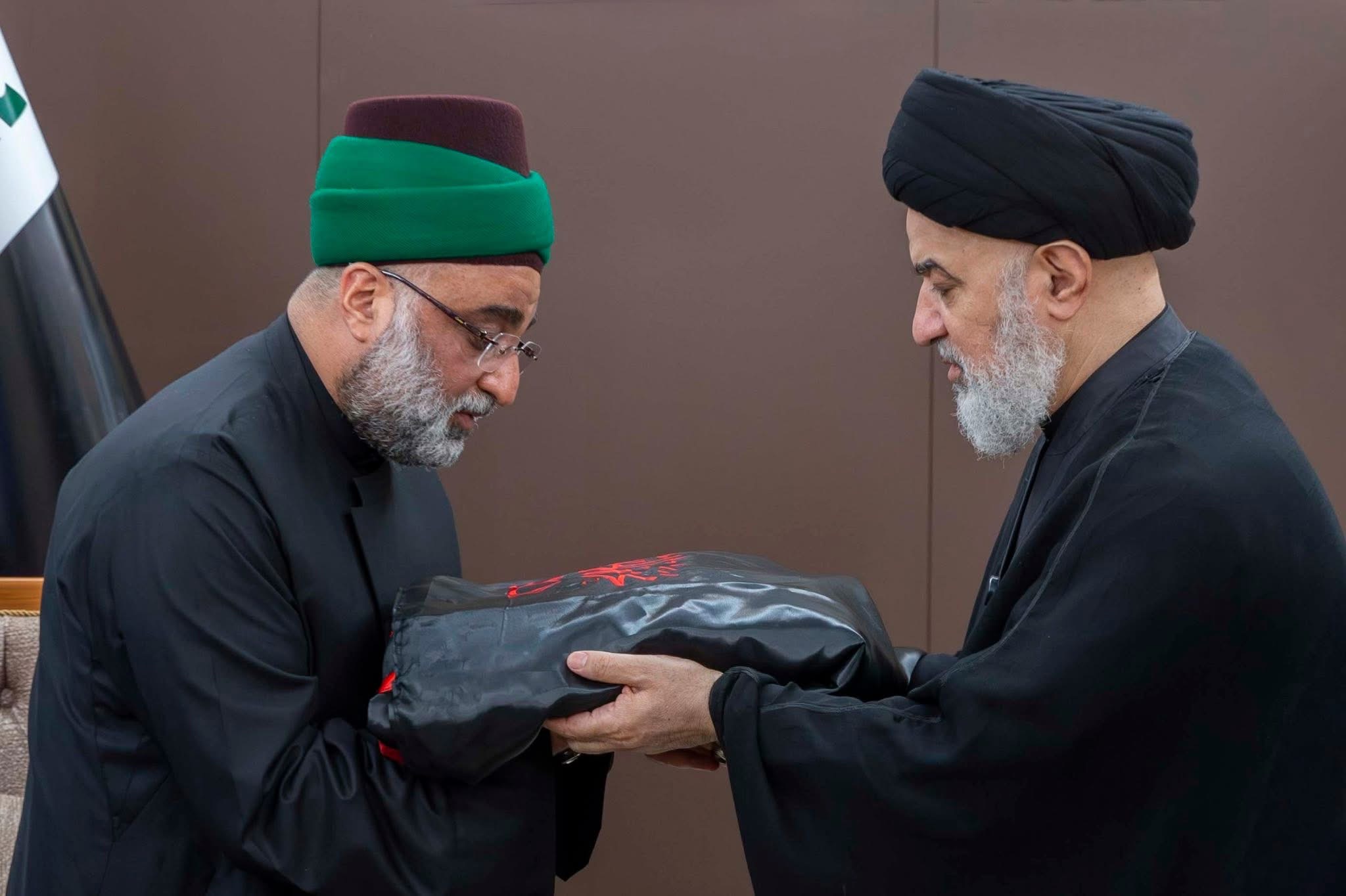 استبدال راية قبّة مرقد أبي الفضل العباس (ع) إيذانًا ببدء مراسم العزاء لشهر المحرم